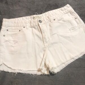 Women’s White Frayed Hem Denim Shorts